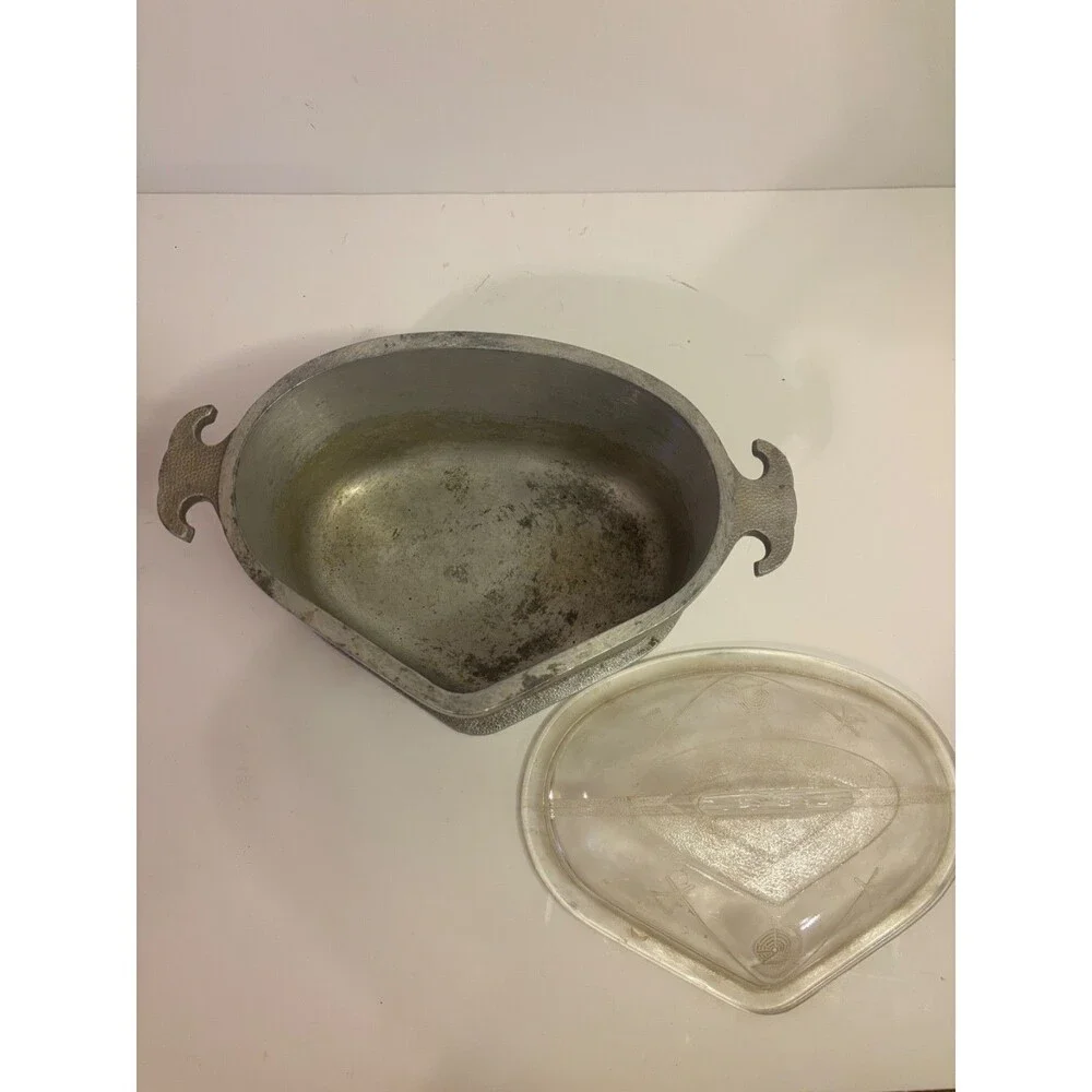 Guardian Service Triangular Casserole Pot Forged Aluminum Heart Shape Glass Lid